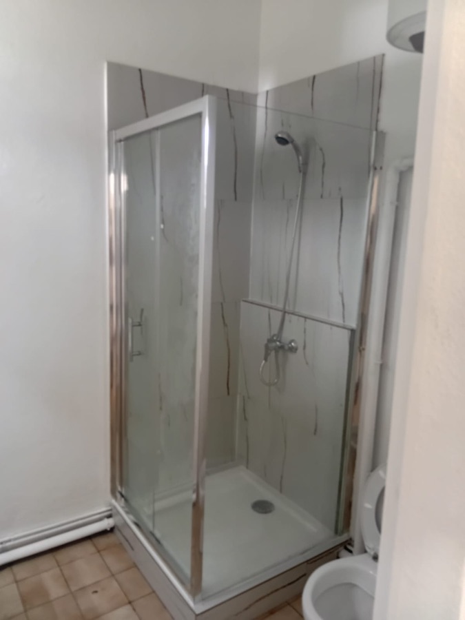 Rénovation de douche à La Réunion par AMBC : cabine vitrée neuve