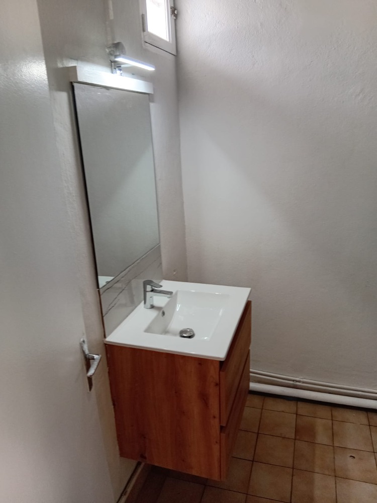 Lavabo et meuble vasque posés par AMBC