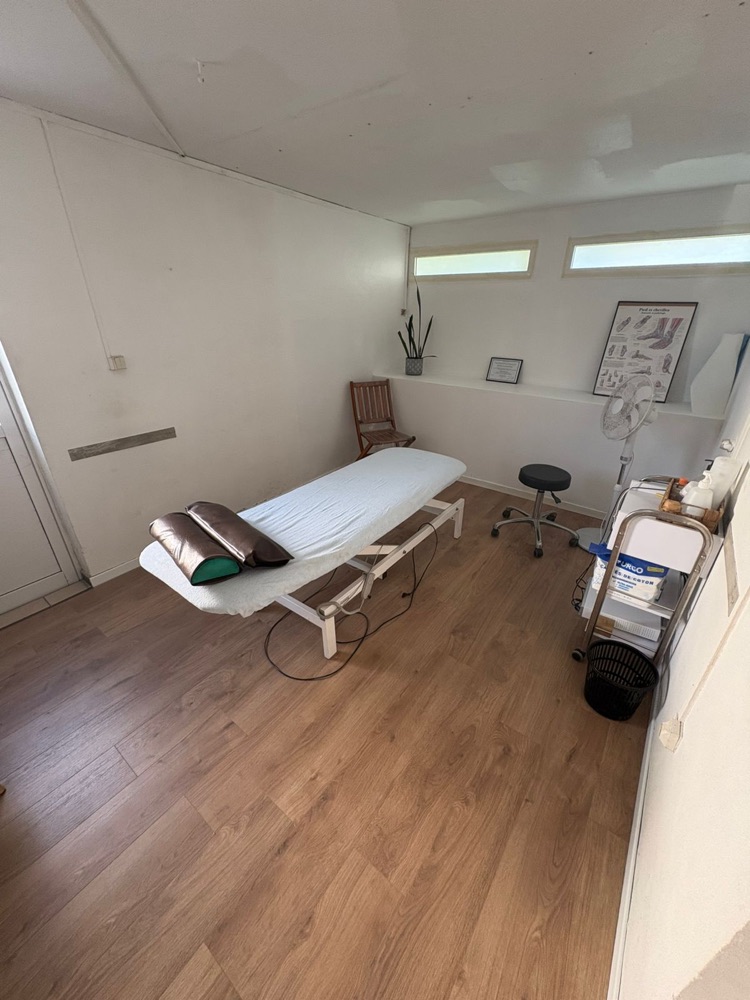 Cabinet de soins rénové par AMBC, sol stratifié et murs repeints, Bras-Panon