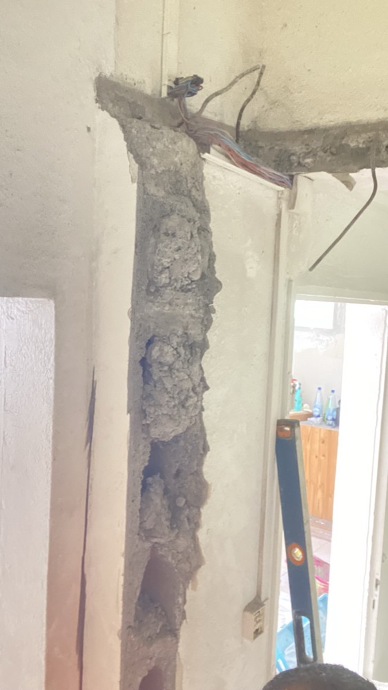 Reprise de maçonnerie sur un poteau en cours de chantier
